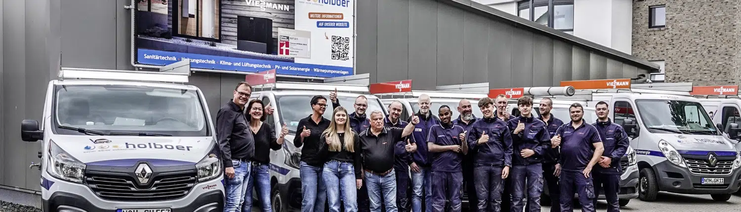 Holboer Aussenaufnahme gesamtes Team Fahrzeugflotte DSC03822 b Fahrzeugflotte Holboer mt Mitarbeitern im Vordergrund